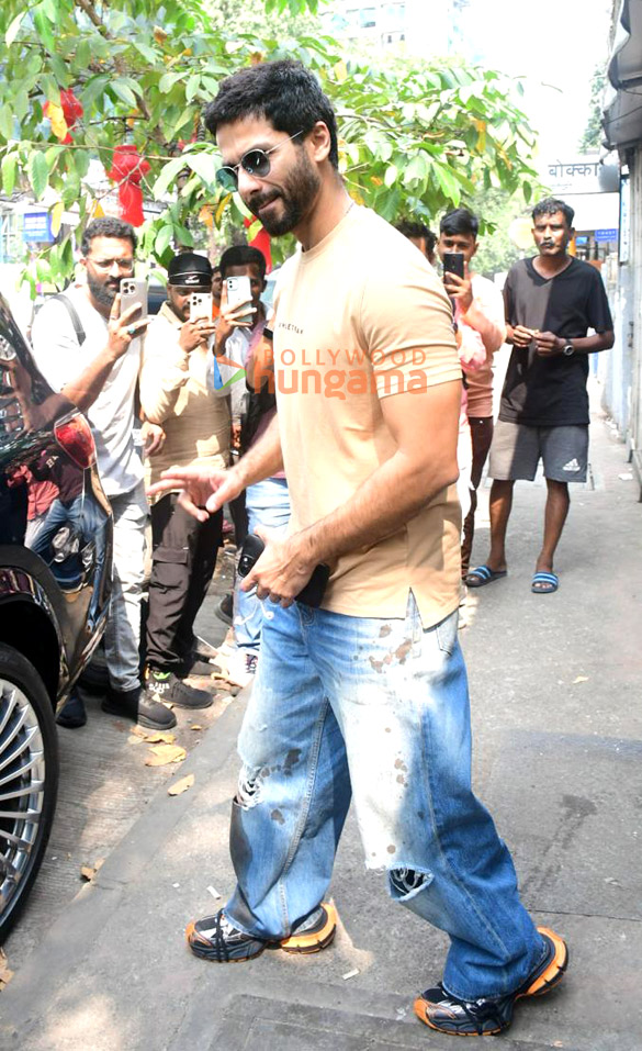 photos shahid kapoor spotted at outside a cafe in bandra 2