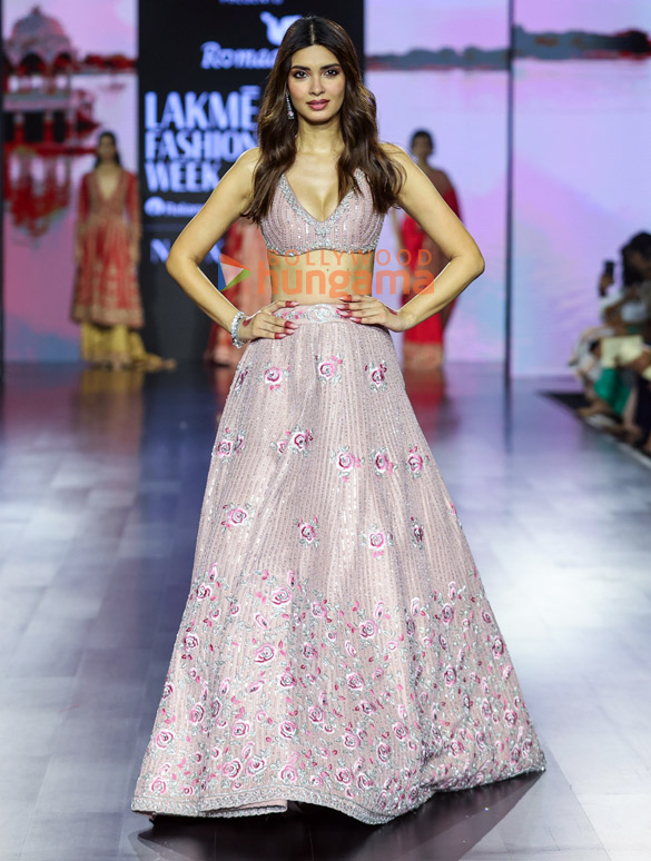 photos shraddha kapoor alaya f manushi chhillar and others walk the ramp at lakme fashion week 2024 7