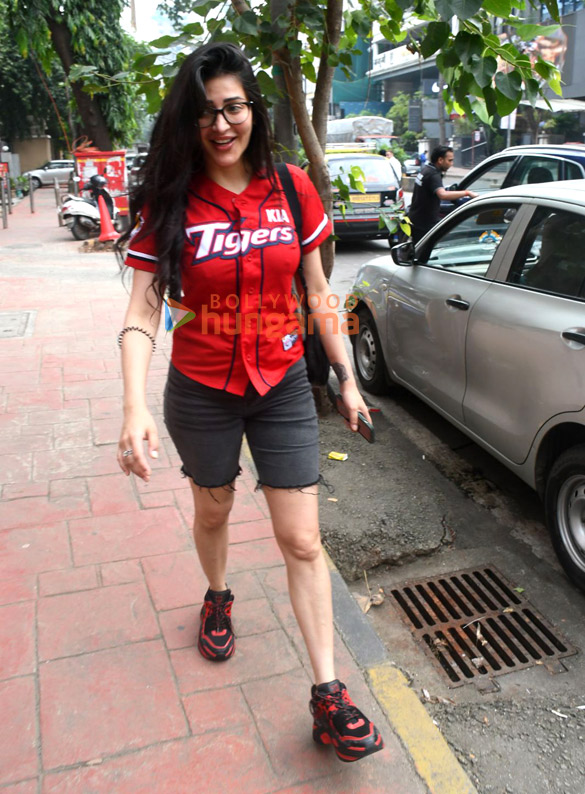 photos shruti haasan snapped outside a mall in santacruz 3