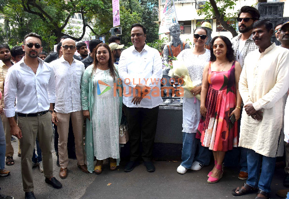 photos sonakshi sinha and zaheer iqbal unveil sangeeta babanis sculpture series tea break in bandra 3