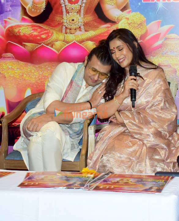 photos sonu nigam anup jalota and others graces the launch of minal nigams maate lakshmi maate album 7
