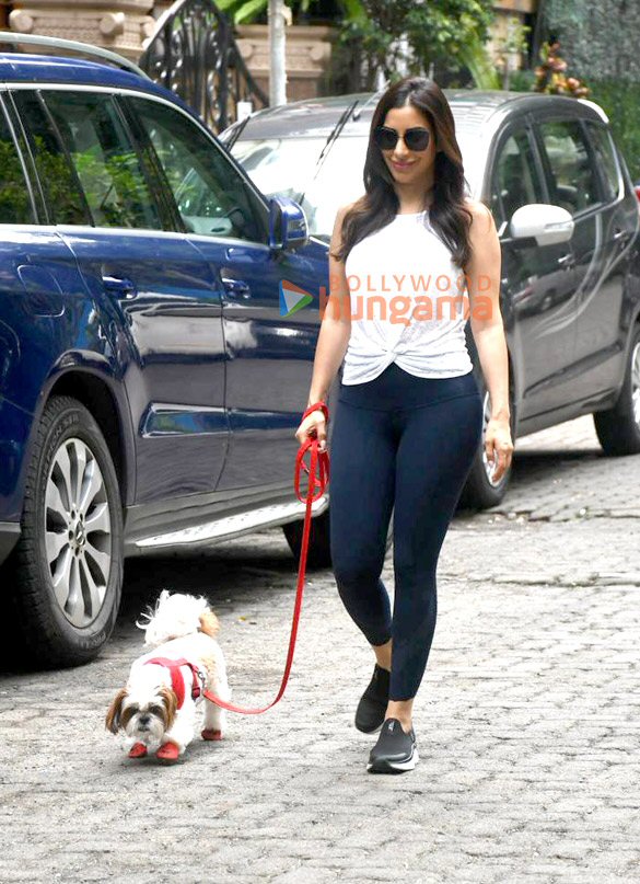 photos sophie choudry snapped outside her residence in khar 4