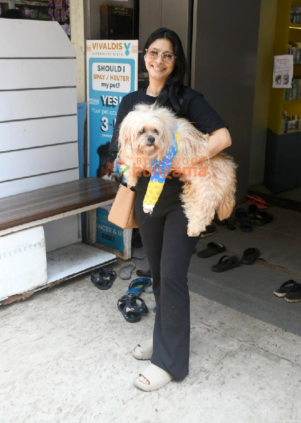 photos tanishaa mukerji spotted outside pet clinic in khar 3