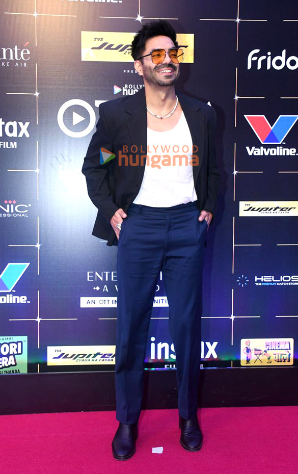 photos tiger shroff sonakshi sinha sophie choudry raveena tandon and others snapped at the pink carpet and awards ceremony of bollywood hungama ott india fest 2024 11 7
