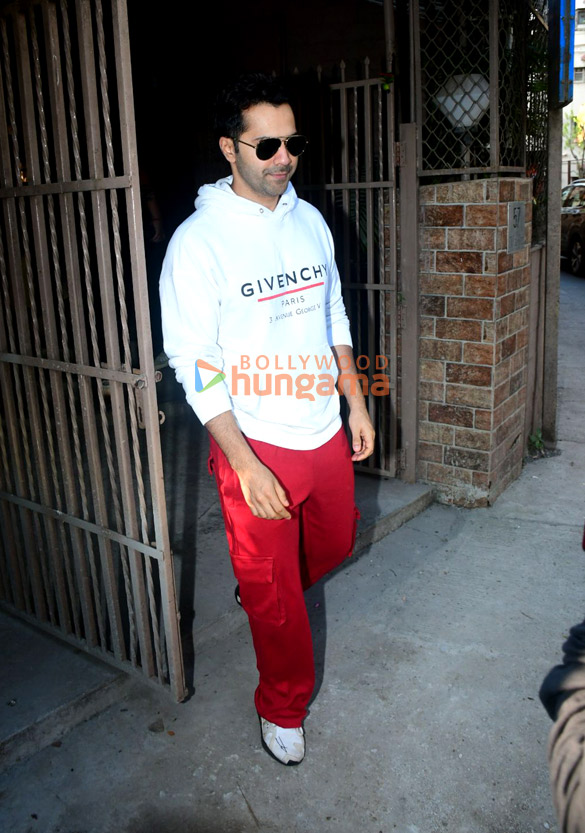 photos varun dhawan snapped at a dubbing studio in bandra 4