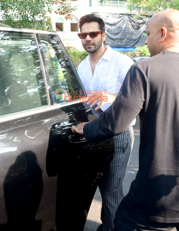 photos varun dhawan snapped outside a dubbing studio in bandra 1