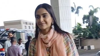 Sonam Kapoor gets clicked by paps at the airport