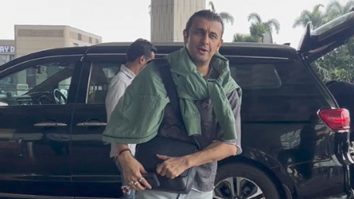 Sonu Nigam smiles for paps at the airport