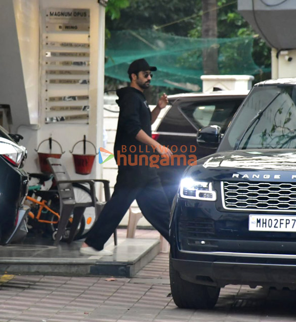 vicky kaushal snapped at sanjay leela bhansalis house 3