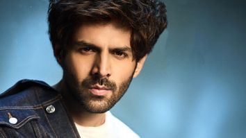 Kartik Aaryan flaunts ‘Housefull’ board at Gaiety Galaxy Theatre, celebrates Bhool Bhulaiyaa 3 success with Bhushan Kumar