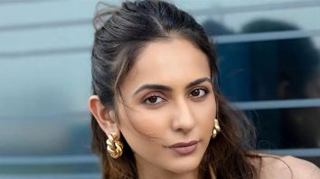 Rakul Preet Singh makes a joyful return after injury, clicks selfies with fans Rakul Preet Singh makes a joyful return after injury, clicks selfies with fans