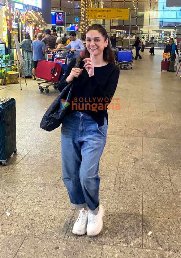 Photos: Aditi Rao Hydari snapped at the airport Photos: Aditi Rao Hydari snapped at the airport