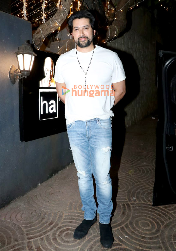 Photos: Aftab Shivdasani snapped at Hakim Aalim’s salon in Bandra Photos: Aftab Shivdasani snapped at Hakim Aalim’s salon in Bandra