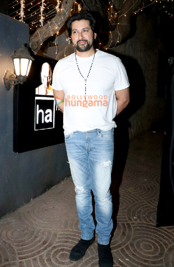 photos aftab shivdasani snapped at hakim aalims salon in bandra 2