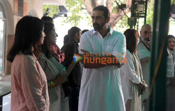 photos arjun rampal and gabriella demetriades attend fashion designer rohit bal last rites 2