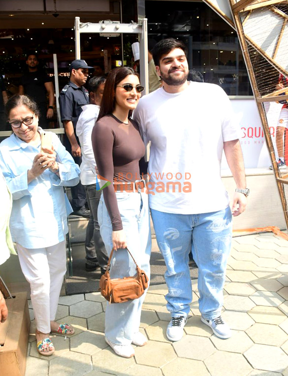 photos kareena kapoor khan saif ali khan jahangir ali khan and malaika arora snapped in bandra 3