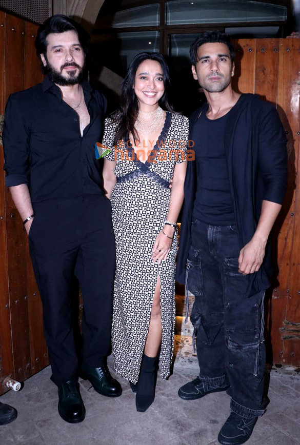 photos kartik aaryan bhumi pednekar sayani gupta and others snapped in bandra 3