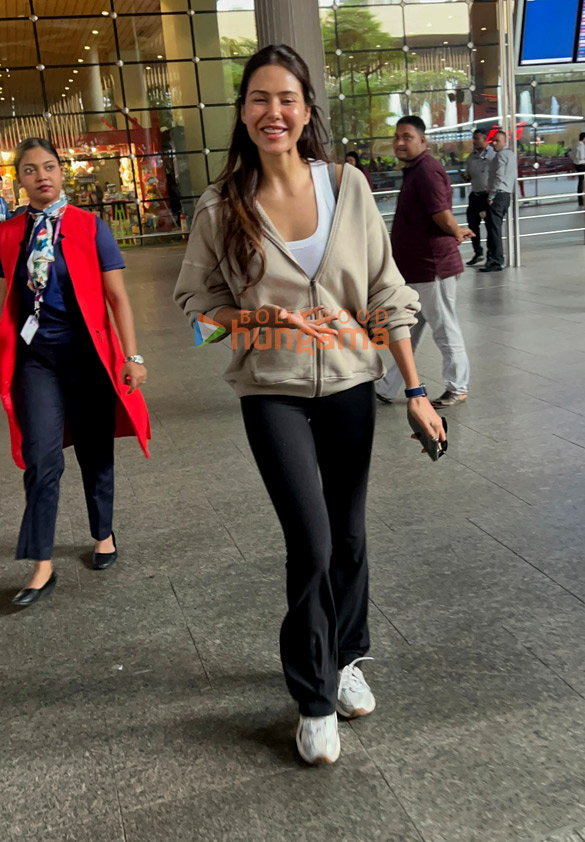 photos kartik aaryan raashii khanna and sonam bajwa snapped at the airport 8