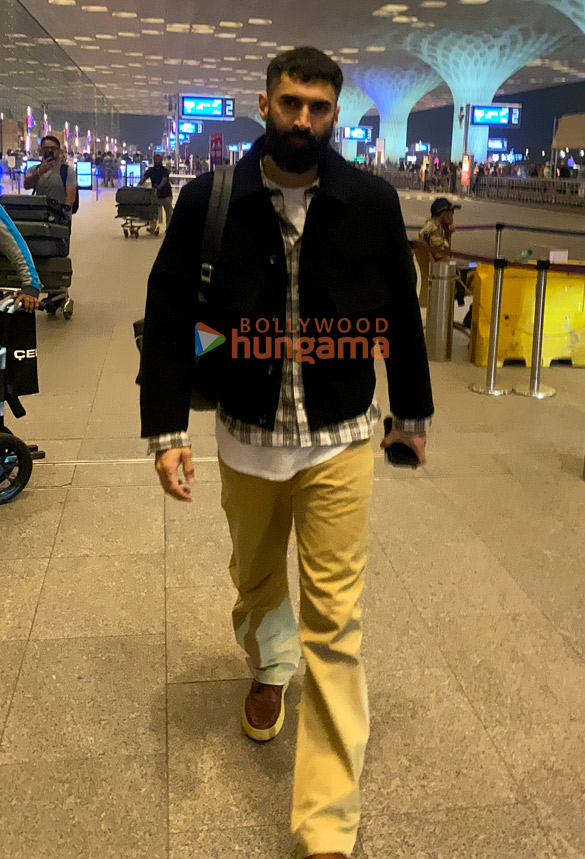 photos kartik aaryan and aditya roy kapur snapped at the airport 4