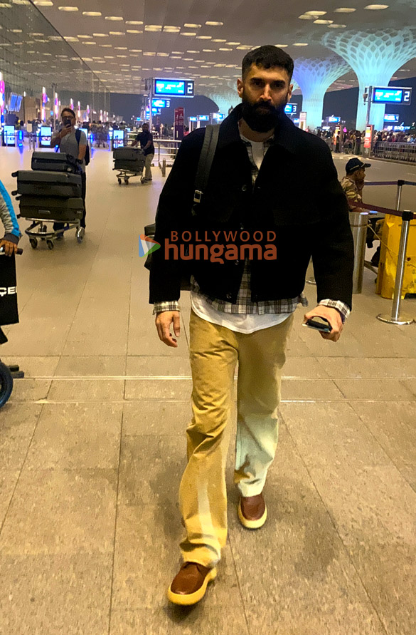 photos kartik aaryan and aditya roy kapur snapped at the airport 6