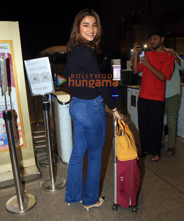 photos kartik aaryan and saiee manjrekar snapped at the airport 2 2