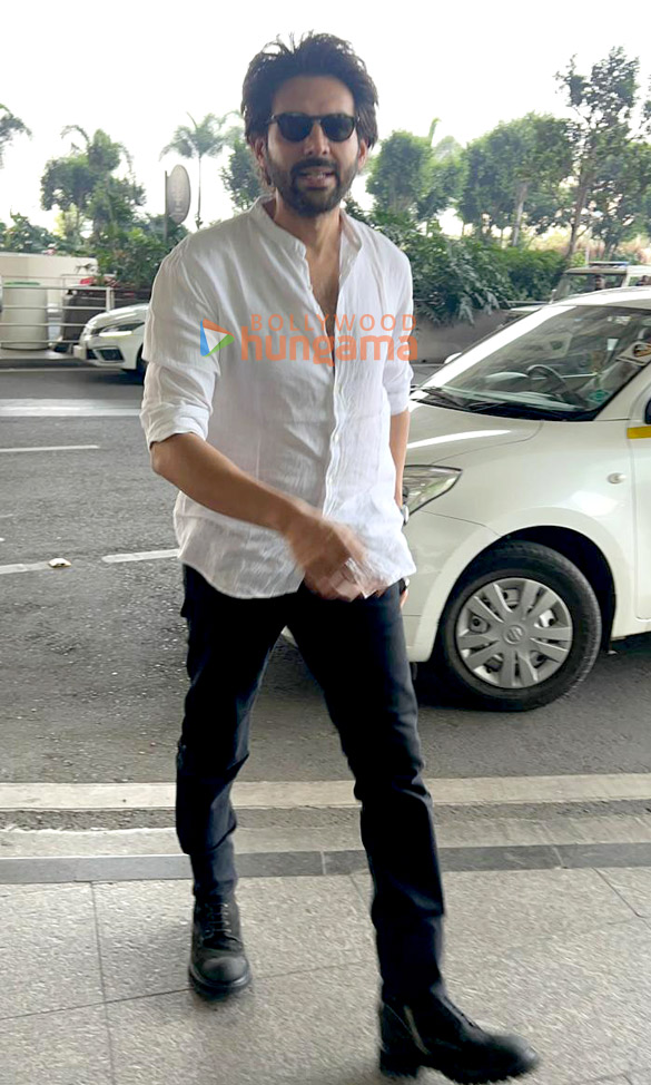 photos kartik aaryan and sonam kapoor ahuja snapped at the airport 1