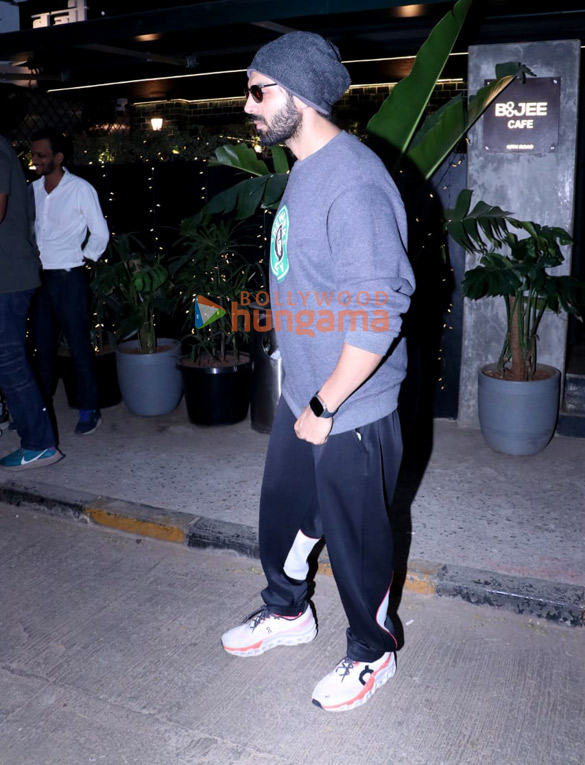 photos kartik aaryan snapped in bandra 3 10