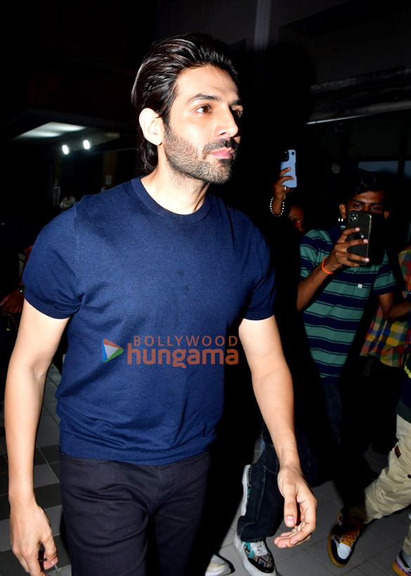Photos: Kartik Aaryan snapped in Juhu Photos: Kartik Aaryan snapped in Juhu