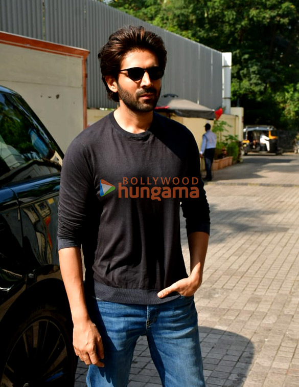 photos kartik aaryan snapped outside juhu pvr 4