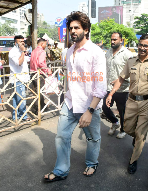 photos kartik aaryan visits siddhivinayak temple to seek blessings 4