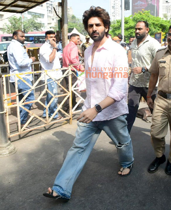 Photos: Kartik Aaryan visits Siddhivinayak Temple to seek blessings Photos: Kartik Aaryan visits Siddhivinayak Temple to seek blessings