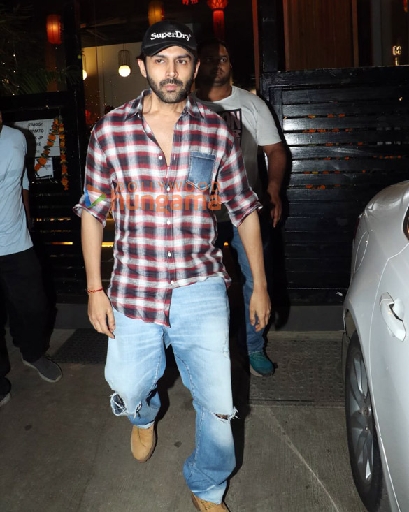 photos kartik aryan snapped at mizu in bandra 1