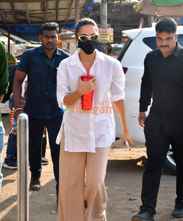 Photos: Kiara Advani snapped at Versova jetty Photos: Kiara Advani snapped at Versova jetty