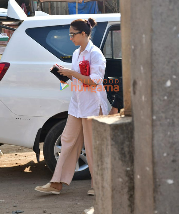 photos kiara advani snapped at versova jetty 5
