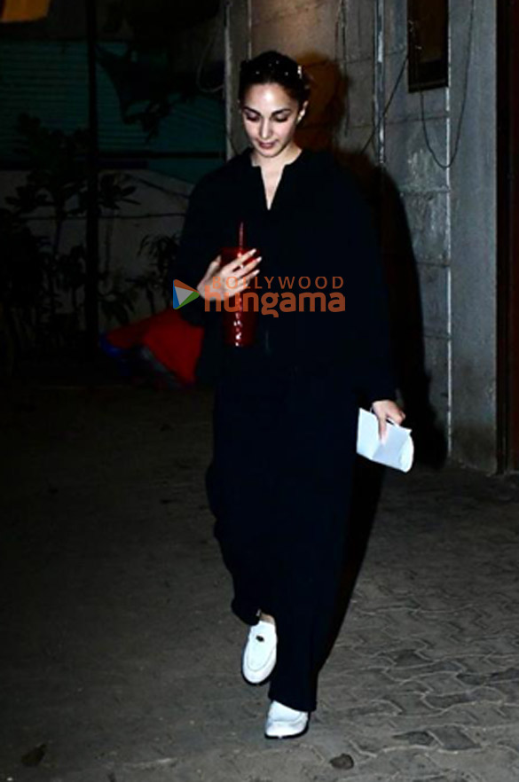 photos kiara advani snapped at a dubbing studio in bandra 1 2