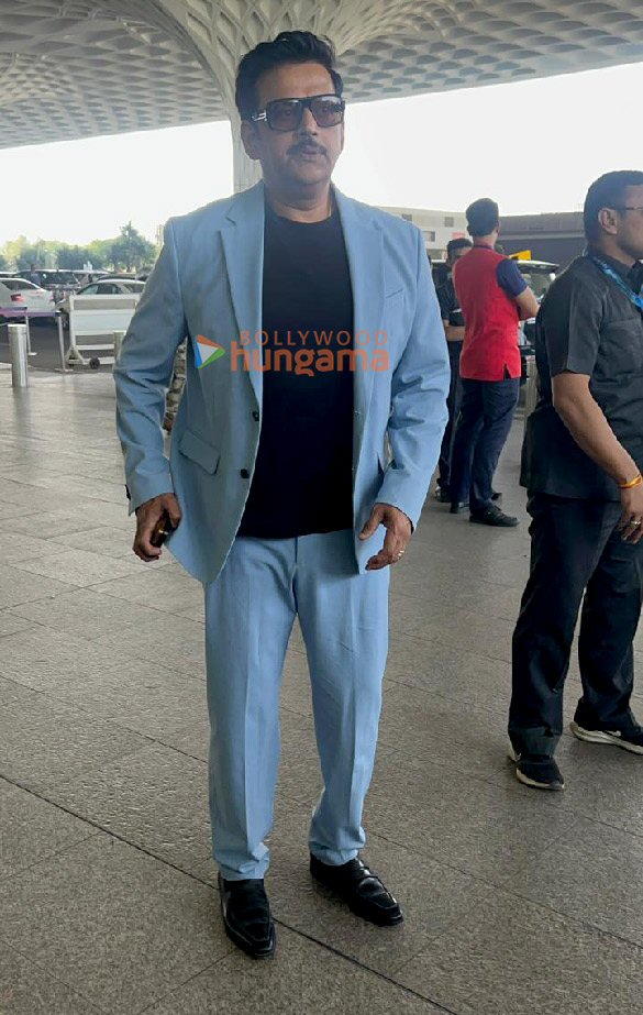 photos kriti sanon shatrughan sinha and ravi kishan snapped at the airport 2