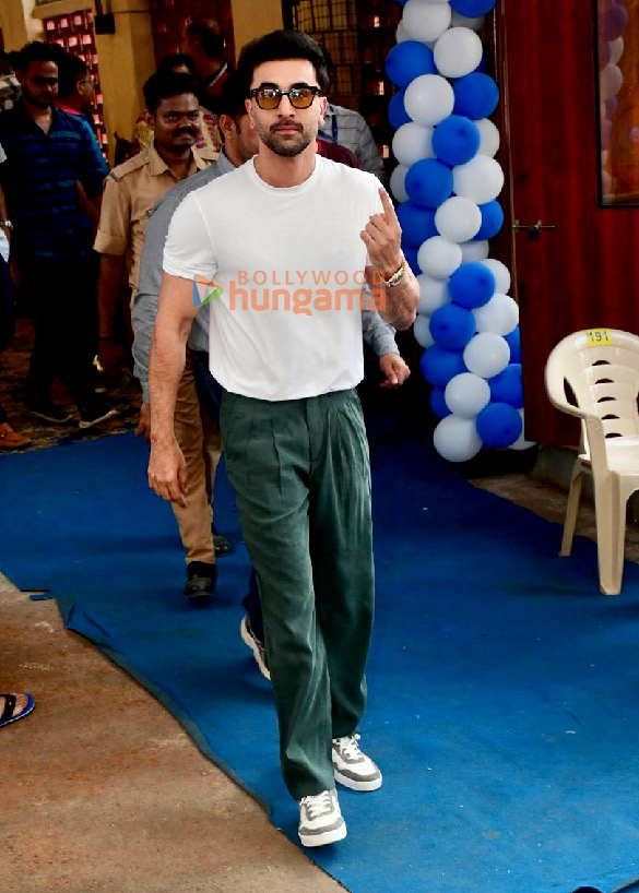 photos maharashtra assembly elections 2024 kartik aaryan rakul preet singh jackky bhagnani and others cast their votes in mumbai 1 4