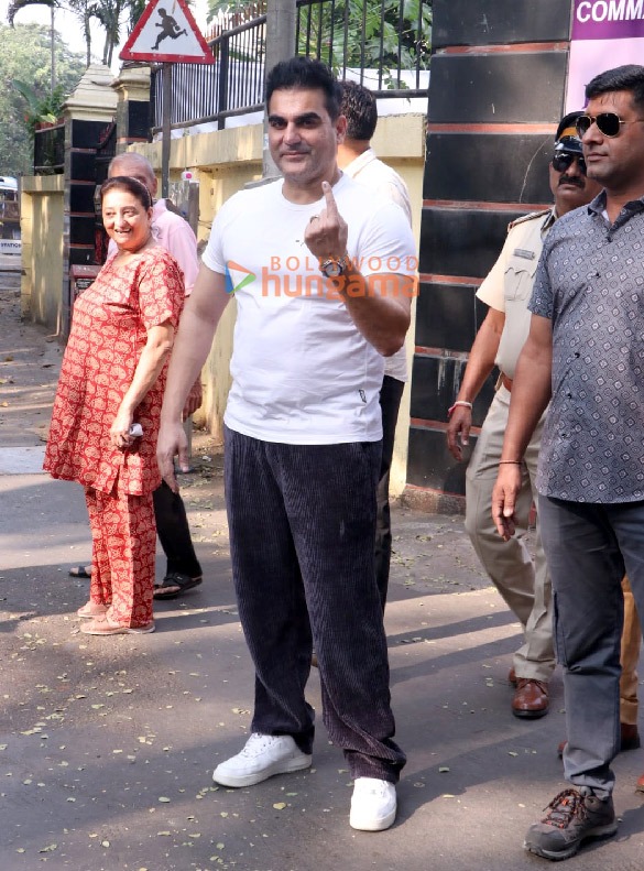 photos maharashtra assembly elections 2024 kartik aaryan rakul preet singh jackky bhagnani and others cast their votes in mumbai 2 8
