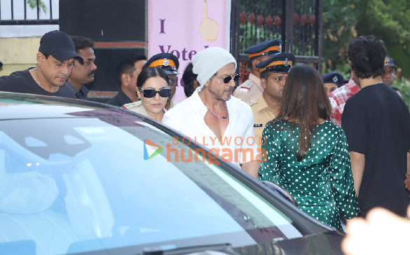 photos maharashtra assembly elections 2024 shah rukh khan kartik aaryan rakul preet singh jackky bhagnani and others cast their votes in mumbai 555 6
