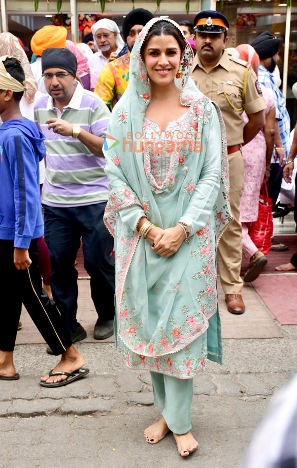 photos nimrat kaur snapped outside a gurudwara 3