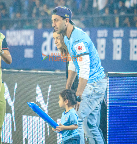 photos ranbir kapoor alia bhatt snapped with their daughter raha at mumbai city fc match 2