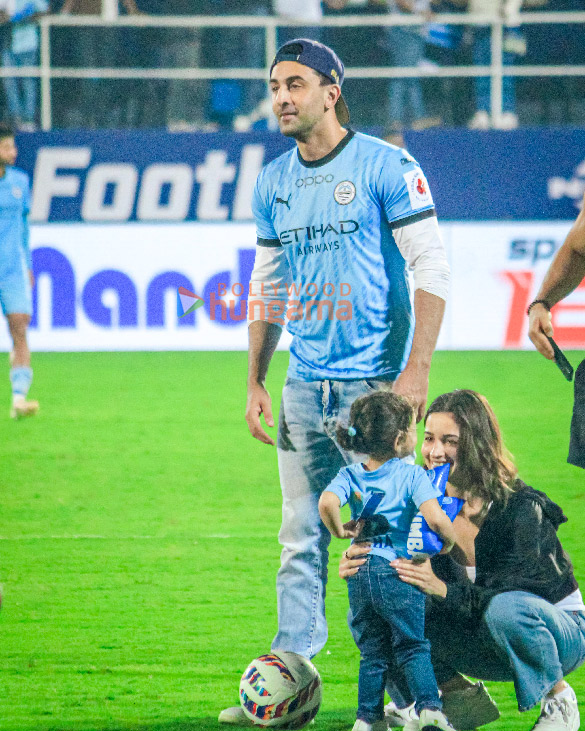 photos ranbir kapoor alia bhatt snapped with their daughter raha at mumbai city fc match 6