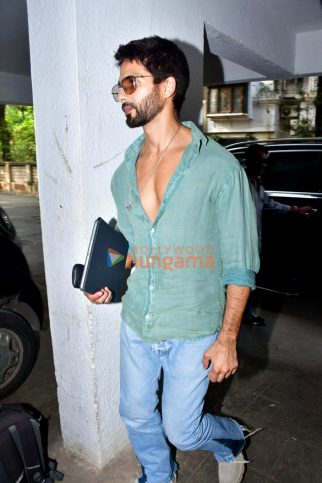 Photos: Shahid Kapoor snapped in Andheri