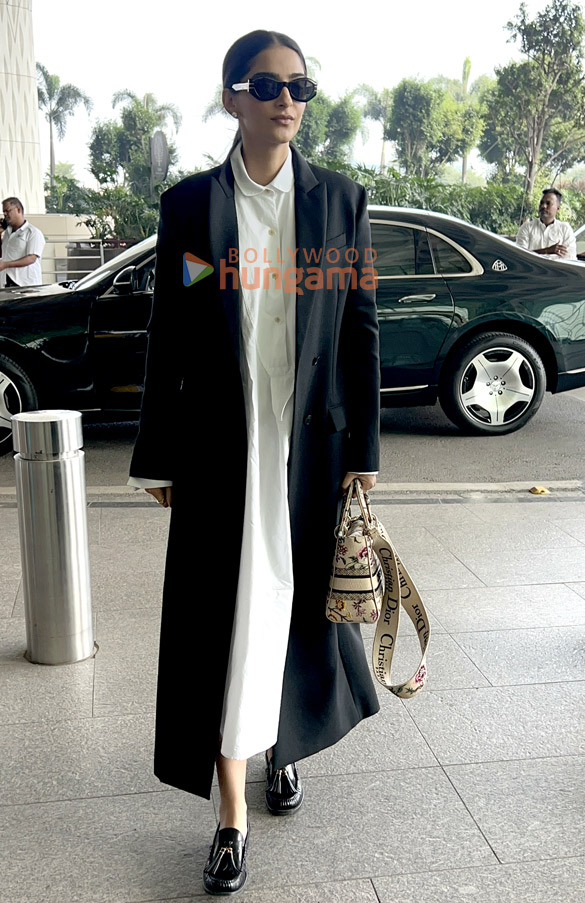 Photos: Kartik Aaryan and Sonam Kapoor Ahuja snapped at the airport Photos: Kartik Aaryan and Sonam Kapoor Ahuja snapped at the airport