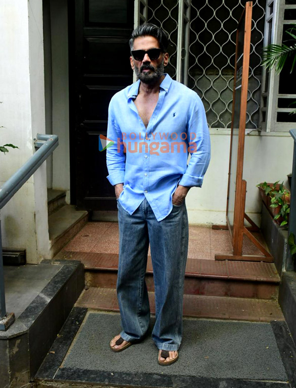 photos suniel shetty snapped at krome studio in bandra 2