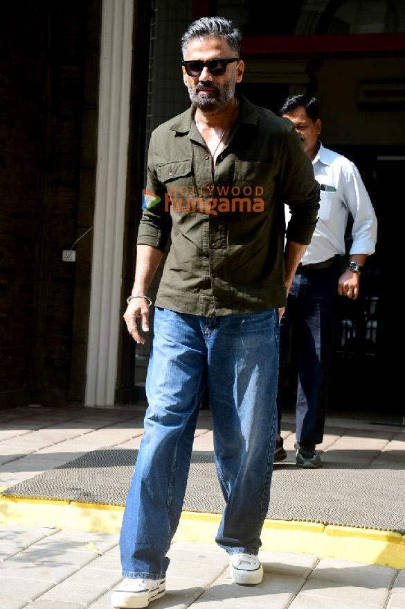 photos suniel shetty snapped outside a dental clinic in khar 2 3