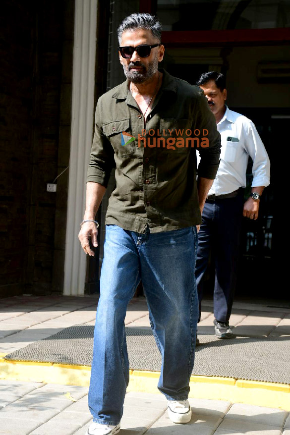 photos suniel shetty snapped outside a dental clinic in khar 3 3