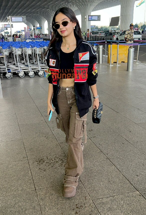 photos sunny leone anushka sen and others snapped at the airport 2