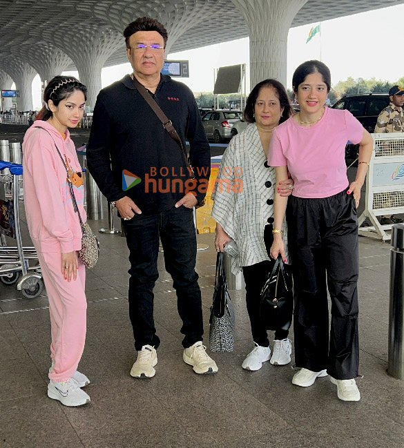 photos sunny leone anushka sen and others snapped at the airport 4