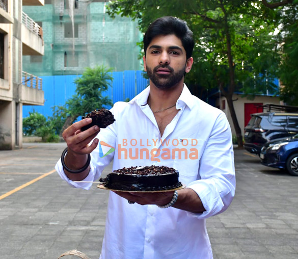photos taha shah badussha celebrates his birthday with the media 007 3